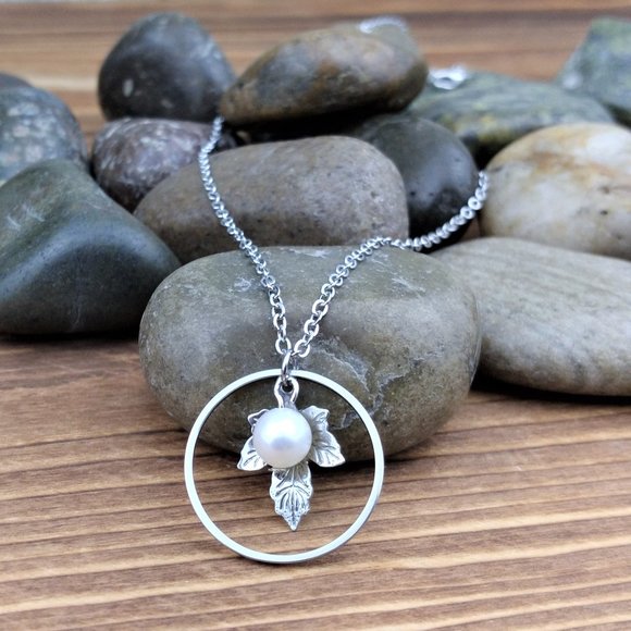 Jewelry - Cultured Pearl Circle Leaf Charm Chain Necklace